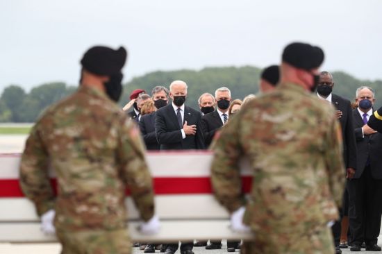 조 바이든 미국 대통령이 델러웨어 공군기지에서 아프간 수도 카불 폭탄 테러로 사망한 미군 유해 운구를 지켜보고 있다. [이미지출처=로이터연합뉴스]