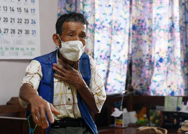 지난달 29일 소각로가 몰려 있는 충북 청주 북이면에서 간암 투병 중인 오용균씨가 기자에게 환경 오염 상황을 설명하고 있다. 그는 소각로 공장이 1.5㎞ 이내 위치한 마을에 살며 오염 물질에 시달렸다고 한다. 청주=홍인기 기자