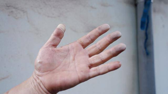 강원 동해시 송정동 '토박이' 박차균씨가 지난 9일 집 벽면을 손으로 쓸자 회색과 검은색 먼지가 묻어나온다. 그는 만성 폐쇄성 폐질환 진단을 받았다. 동해=김용식 PD