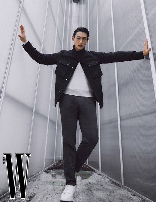 Actor Teo Yoooooooo showcased dandy autumn fashionOn the 30th, magazine W. Korea released a September issue picture with Actor Teo Yooooooo.In the public picture, Teo Yoooooooo has a soft charisma by matching a dark gray knit cardigan with a more bright slack.In another cut, he showed off his dandy style of steadfastness with navy colored jackets and grey pants, while he showed off his unreachable aura, revealing intense masculinity in a chic all-black costume and brown jacket.Teo Yoooooooo has completed a high-sensitivity visual, expressing the atmosphere that fits each shot from deep eyes to soft smiles.Meanwhile, Teo Yooooooo is working as the main chef on the TVN entertainment program Udo Jumak and has confirmed her appearance as a lead in the A24s work Past Lives, which recently produced the films Minari and Moonnight.The picture of Teo Yooooooo can be found in the September issue of W. Korea and on the website.