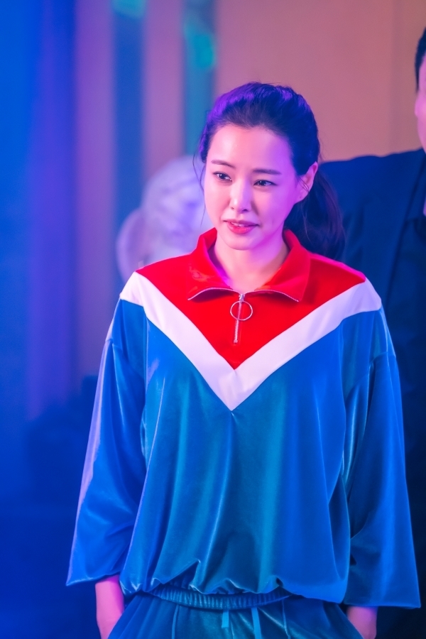 One the Woman, Lee Ha-nui, has been shown to be training organized gangsters.The SBS new gilt drama One the Woman (director Choi Young-hoon / playbook Kim Yoon / Production Gil Pictures), which will be broadcasted at 10 p.m. on September 17, is a double-life comic buster drama by a 100% female prosecutor who entered the Billon chaebol after becoming a life change as a chaebol heiress overnight in a corruption test.It announces the birth of a real superhero who will give a coolness and laughter to the full-scale cider bombing toward power and power.Lee Ha-nui is divided into Ace supporting actor of sponsor corruption inspection and Kang Mi-na, daughter-in-law of chaebol Hanju group in One the Woman.First, Cho is the only daughter of the leader of the gangster Seopyeong Nammunpa, and is the main character of the life reversal that passed the Seoul Law School and passed the judicial examination with excellent grades.Hobbies are sponsors, specialties are the corruption test, which is a real line ride, and the owner of the four-headed personality who lives with everything he wants to say.On the other hand, Kang Mi-na is the youngest daughter of the chaebol Yuko Fueki group and the daughter-in-law of the Hanju group. She is like a chaebol until she is found to be an outsider of the Yuko Fueki group chairman.Lee Ha-nui is a supporting actor who is different from the drama to the drama, the personality, the background, and the environment that he has lived, but he challenges the first two roles of his life as Kang Mi-na.In this regard, Lee Ha-nuis face-to-face face with a gangster in a nightclub where the lights shine brilliantly is stealing attention.In the play, the prosecutors assistant plays the action through the three-way wave that blocks his front.In front of the supporting actor who goes out in a very comfortable manner with a tied head and a loose tracksuit, a triangular wave with a leopard pattern tracksuit member appears to block the supporting actor.The supporting actor, who smiles as if he is ridiculous, snatches the hand of the three-way wave and emits extraordinary power and force.As the agitated eyes of the supporting actor without even agitation are caught, the supporting actor who overpowers the gangster with one hand is raising interest in what kind of person the sponsor corruption prosecutor is in the nightclub.The brilliant action scene of the supporting actor, which was released this time, was a scene where Lee Ha-nuis passion and effort were shining, the production team said. Please check the charm of the supporting actor who gets lost as you see the cool ambassador as well as the unstoppable action.(Photo Provision =SBS
