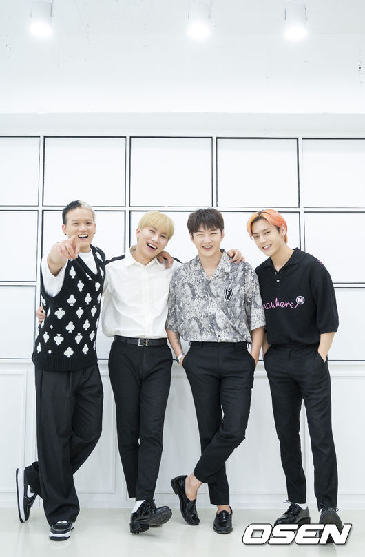 Group BtoB (BTOB) hosted a shoot at a studio in Gangnam-gu, Seoul, for the release of their new album, 4U: OUTSIDE.BtoBs new album, 4U: OUTSIDE (Mave Outside), is a god for about nine months after the mini-album INSIDE (Inside), released last November.The title song Outsider (In-N-Out Burgersider) is a song of Neo Funk/Neo Soul genre of addictive melody that can be easily followed by members Lee Min-hyuk and Peniel Shin participated in the music work.BtoB Peniel Shin, Seo Eunkwang, Lee Chang-seop and Lee Min-hyuk (left) pose ahead of filming. 2021.08.30