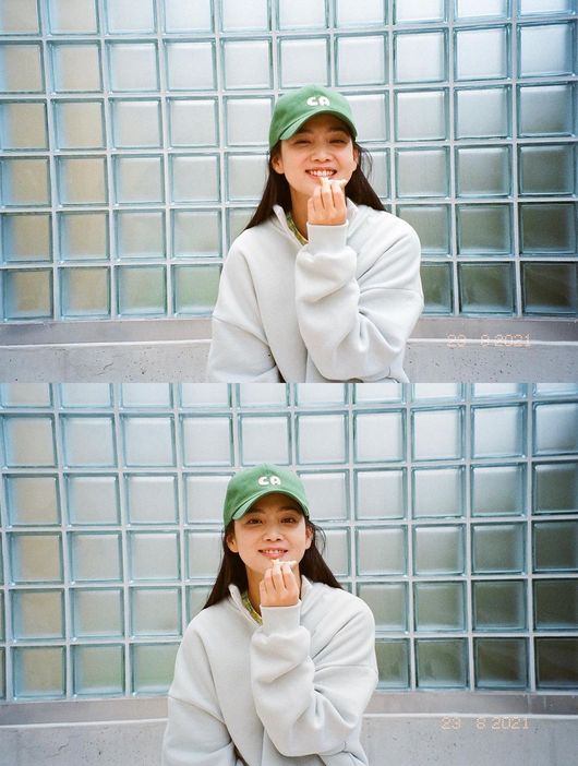 Actor Yoon Seung-ah showed off her 20s-like beautyOn the evening of the 30th, Yoon Seung-ah posted several photos with the message Autumn ~ soon.In the photo, Yoon Seung-ah is wearing a hoodie in a green ball cap, and a fresh smile adds a layer of his refreshing charm, while beauty catches her eye while she does not believe she is 39 years old.The netizens who watched the photos are responding such as I am eating all of my age, I am fresh, How can laughter be so clear, I am laughing when I see the picture, I think autumn is really coming.Meanwhile, Yoon Seung-ah marriages his fellow Actor Kim Moo Yeol in 2015; now he is communicating with fans through YouTube channel Winning.Yoon Seung-ah SNS