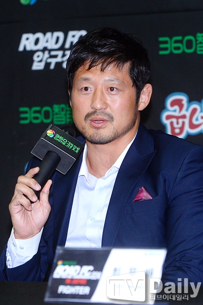 I have to unite falls into the Yoon Dong-sik DilemmaAmong the participants struggling to be selected as the final member, the unfamiliar appearance of Yoon Dong-sik, who does not even know the rules but is a member, is frowning on viewers.In the JTBC entertainment program We Must stick together broadcasted on the 29th, 11 applicants who passed the first audition teamed up with the survivors of the existing What the hell FC and conducted a second audition.The applicants gathered on the day covered the third audition through the 50m sprint match and the actual soccer Kyonggi.In particular, Kim Joon-hyun and Park Jung-woo showed their passion by running with all their strength to the point where the muscles (hamstring) behind the thighs came up.In the subsequent real-life football Kyonggi, the applicants attracted attention with their appearance in the defense of the body.They were hard to perform their skills properly under the sun, but they constantly ran to catch the eyes of coach Ahn Jung-hwan and Kochi Lee Dong-gook who played directly as team players.In the meantime, Yoon Dong-sik, who joined as a full member, was noticed.Yoon Dong-sik, who joined Lee Dong-gook Kochi team and started as an striker, has asked the same team members for a pass all the time despite being in an offside position early in Kyonggi.After all, Park Tae-hwan and Huh Min-ho, who had no place to give, broke through and made a shot, and in the process, Yoon Dong-sik showed screenplay that interfered with the same team.Lee Dong-gook, who watched this, put Yoon Dong-sik as the goalkeeper in the second half.Goalkeeper Yoon Dong-sik was even more serious than when he was on the field; not even recognizing the most basic rules, he became the pretext for his first run.Commentator Kim Sung-joo and Jung Hyung-don as well as Ahn Jung-hwan were also embarrassed by the play of Yoon Dong-sik.Yoon Dong-sik was selected as the only regular member of We must stick together among Together to Thorne. He was together to Thorne.Practice with members Kyonggi showed off the instinct of attacking straight to the goal and the goal.However, when Ahn Jung-hwan heard that Yoon Dong-sik became a member, he bowed his head and said, Yoon Dong-sik is a good person.But I did not do Torne. I am a person who has a lot of understanding. As Ahn Jung-hwans concerns are mounting criticism of Yoon Dong-sik, who has insufficient football knowledge and skills.The netizens responded that the joining of Yoon Dong-sik was contrary to the intention of We must stick together to select excellent players with the goal of winning All States.They said, Is not the reason why I audition now to pick a good person? Why is it there because it is not a member of season 1? I do not understand the basic rules of soccer itself, Why did you pick a player who does not understand the manager? And so on.Still, criticism of the Yoon Dong-sik continues.Yoon Dong-sik, who joined We Must Stick together in the future, contributes to What happened to FC All States, and viewers are interested in whether they can calm the controversy.