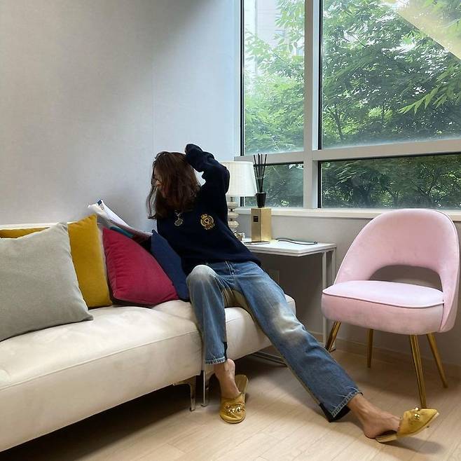 Yoon Hyun-sook, a member of the group Jam, revealed his current status in Korea.Yoon Hyun-sook posted several photos of his personal SNS on August 31st.In the photo, Yoon Hyun-sook is wearing a hoodie and jeans and is concentrating on script reading.Yoon Hyun-sook, along with the photo, said, From OK morning, Public Health England. Moy Yat Moy Yat repetition infinite repetition.I will do my best in my life, playing my job and love. I will be my life every day in a minute. Yoon Hyun-sook, who was working as a fashion businessman in the United States, returned to Korea this year and shared his daily life. In May, he appeared on MBC Masked Wang and met viewers for a long time.