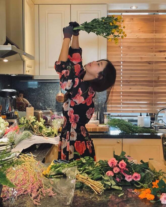 Actor Ki Eun-se shares routine buried in flowersKi Eun-se posted several photos of herself on her personal SNS on August 30.Ki Eun-se in the photo is surrounded by numerous flowers in a flower pattern dress.Ki Eun-se, along with the photo, said, Oh, its been a while, flowers. Flower viewing today. Too many.I also enjoyed watching the flower at home.
