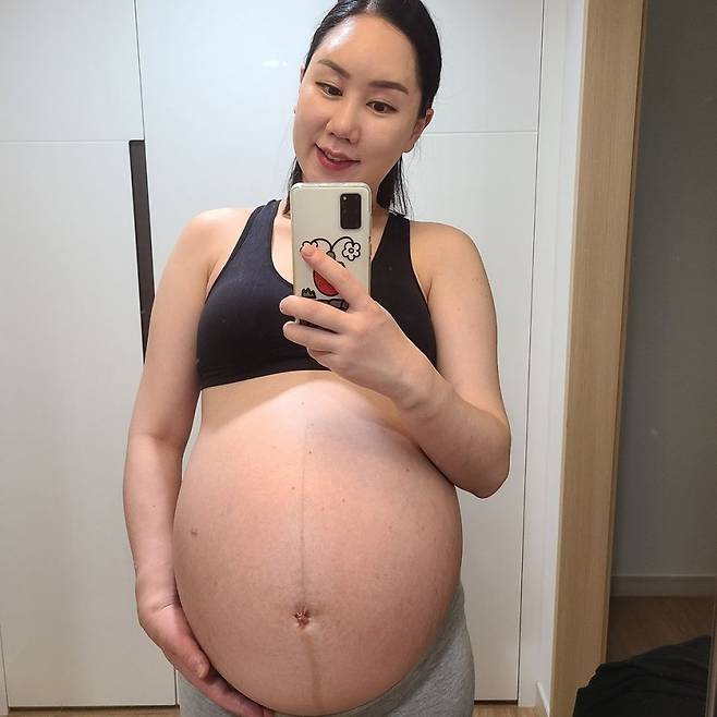 Comedian Hwang Shin-young has been told of her latest 31-week pregnancy with triplets.Hwang Shin-young said on his SNS on the 30th, I have been dancing for more than 7 hours in Haru, and now I can only walk 10 Minutes for 15 minutes.I ate a lot of rice today, and I got sick and walked a little, and eventually my husband brought a bathchair and pulled me out.Hwang Shin-young said she had not only been unable to move due to pregnancy, but also increased her weight by nearly 30kg.I think Im almost 100kg now, I definitely weighed 71kg before pregnancy, said Hwang Shin-young. Ill have to check my weight and body next week.Hwang Shin-young married her non-entertainment husband in 2017; after three years of marriage, she is pregnant with triplets with artificial insemination; she is due to give birth in September.It is a specialization of SNS writing by Hwang Shin-young.Ive been in Haru for over seven hours. Ten Minutes now? I cant walk around for 15 minutes.I ate a lot of rice today, and I was sick. I walked a little while, and eventually my husband brought a bathchair and pulled it.Bathchair left his dad in front of the house. Im sorry for the fact that its hard for my familyI think Im almost 100kg now ... I was definitely 71kg before pregnancy....;Next week, Im 32 weeks pregnant. Im going to have to check my body, weight, body,I hope youll hold on until Chuseok, when youre due to give birth. Please.#31 Parking # Three twins # Pregnant # Hang in there #White