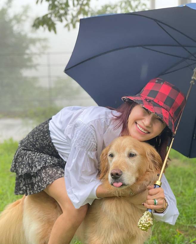 Byun Jung-soo told his Instagram on the 31st, Its good to rain! Shirt is beautiful! Really? Im going to wear a casual magu Magu. Wool puppies and moms!I will put you on Umbrella. Byun Jung-soo in the public photo is enjoying walking in the front yard with Umbrella in the middle of the rain.Byun Jung-soo has revealed a unique fashion sense by matching white shirts and red-colored bucket hats.The figure of Byun Jung-soo, who smiles brightly with his dogs, caught the attention of the viewers.Meanwhile, Byun Jung-soo married her husband Yoo Yong-un in 1994 and has two daughters; Byun Jung-soo appears in the TVN drama Melancholia.Photo: Byun Jung-soo Instagram