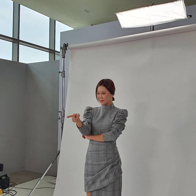 On the afternoon of the 31st, Baek Ji-young posted photos on his Instagram with an article entitled Where ~ ~ ~ ~ ~ ~ ~?In the open photo, Baek Ji-young is wearing a dress with a right Calf and taking a pose in the studio.Looking at the camera, he takes a pose with a bright smile and adds to his curiosity about what he is shooting.Baek Ji-young, who was born in 1976 and is 45 years old, made his debut as a singer in 1999 and has been active until now.He is married to actor Jung Suk-won, who is 9 years younger in 2013, and has a daughter Haim. He will appear as a judge of Tomorrow is a national singer.Recently, he released his new song, I Want to Be Happy.Photo: Baek Ji-young Instagram