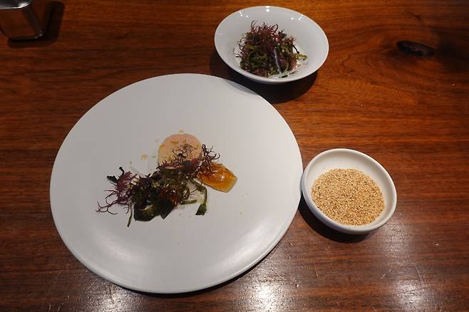 에릭 트로숑 셰프가 만든 해초를 곁들인 푸아그라 (파리=연합뉴스) 현혜란 특파원 = 30일(현지시간) 프랑스 파리에서 한국농수산식품유통공사(aT)가 개최한 'K-푸드 상품설명회'에서 미슐랭 1스타 레스토랑을 운영하는 에릭 트로숑 셰프가 만든 '해초를 곁들인 푸아그라'. 2021.8.30 runran@yna.co.kr