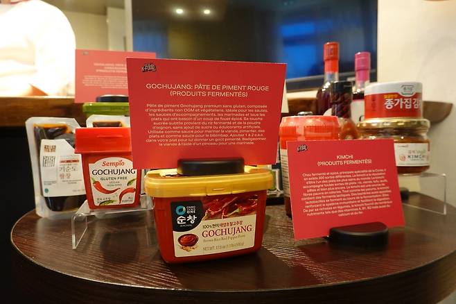 aT가 프랑스 현지 셰프들에게 지원하는 한국 식자재 (파리=연합뉴스) 현혜란 특파원 = 한국농수산식품유통공사(aT)가 30일(현지시간) 프랑스 파리의 미슐랭 1스타 셰프 에릭 트로숑이 운영하는 레스토랑 '솔스티스'에서 개최한 'K-푸드 상품설명회'에 전시된 한국 식자재들. 2021.8.30 runran@yna.co.kr