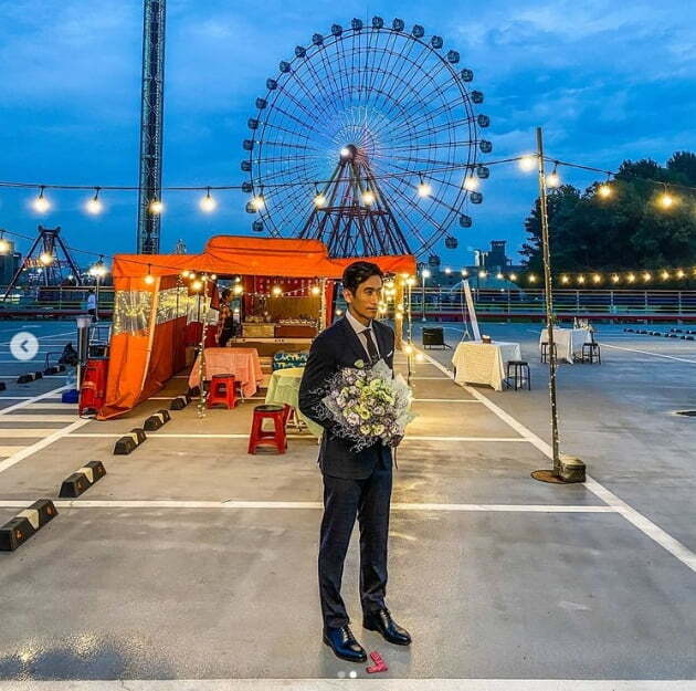 Actor Cha In-pyo has delivered a wonderful routine.Cha In-pyo posted two photos on his Instagram on the 31st with an article entitled Meet soon  Coming to you soon .Cha In-pyo in the public photo seems to be shooting at a place where the Ferris wheel is visible at a glance.Meanwhile, Cha In-pyo married Actor Shin Ae-ra in 1995 and has one male and two female children.Photo: Cha In-pyo SNS