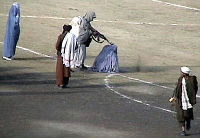 탈레반 치하에서 여성들은 즉결 처분으로 처형을 당하는 일도 비일비재했다. 사진 아프간여성혁명연합