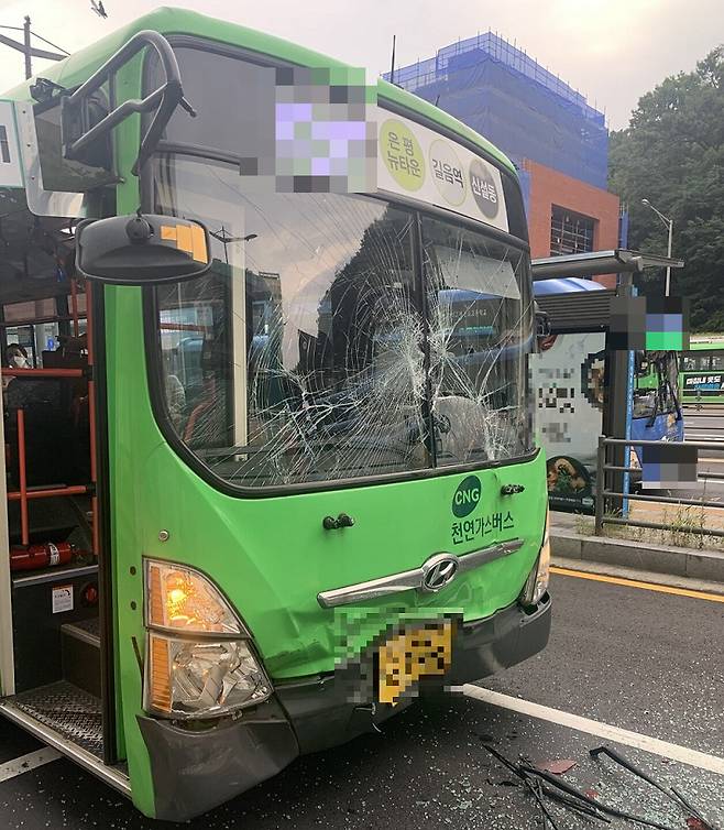 지난 30일 오전 6시 45분쯤 서울 은평구 지하철 3호선 구파발역 2번 출구 앞 버스정류장에서 정차 중이던 마을버스를 뒤이어 오던 지선버스가 들이받았다. 사고로 7211번 버스 전면 유리에 금이가고 하단 범퍼와 전조등이 손상됐다. /사진=독자 제공