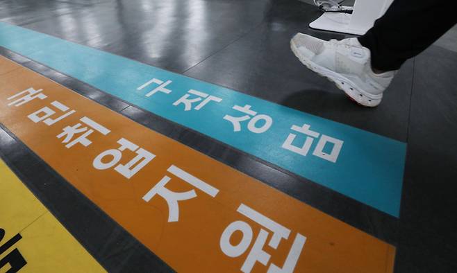 지난 30일 서울 마포구 서부고용복지플러스센터에서 구직자들이 상담을 받기 위해 이동하고 있다. 뉴시스