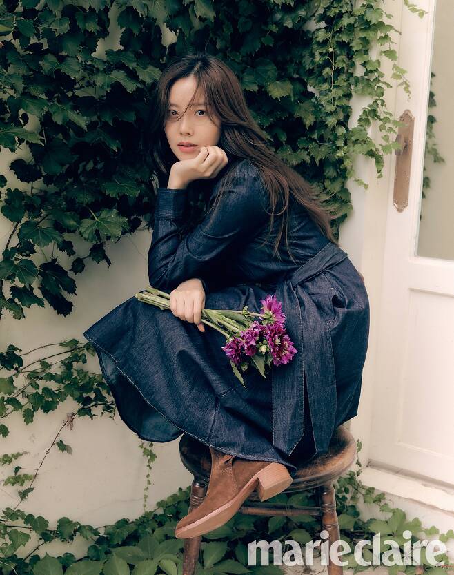 Actor Moon Chae-wons picture was released.Moon Chae Won released a picture of fashion Brand and Marie Claire on the 1st.Moon Chae Won in the public picture was fashionably digested with alluring eyes and unique elegance.In the background of the autumn-looking sophisticated flowers, objects, and beautiful courtyards, Moon Chae Won, who presented his own style of Western Mood suits and denim, which are interpreted modernly based on black and tan colors, completed a comfortable and luxurious city look.The shooting took place in early August, when the heat was in full swing. In the volatile weather, Moon Chae-won completely digested the concept given.It is the back door that led the scene with professionality, such as listening to the opinions of the staff and making changes every time a new cut is taken with meticulous monitoring.Moon Chae Won proved his true value by writing the emotions of the characters standing at the extreme end such as love, betrayal, faith and doubt through the Drama Flower of Evil last year.As the next film, we will choose the movie We Grow (Gase) and transform into a Rocco goddess, raising expectations for a new acting transformation.Moon Chae Wons picture can be seen in the September issue of Marie Claire.PhotosMarie Claire