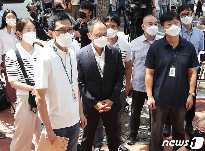 양경수 전국민주노동조합총연맹(민주노총) 위원장에 대한 구속영장이 발부된 가운데 경찰이 18일 오후 서울 중구 정동 민주노총 입주 건물 앞에서 영장 집행을 위해 대기하고 있다. 한편 양 위원장은 기자간담회에서 "오늘 경찰이 올 것이라고 예상하지 못했다"면서 "당장 오늘 경찰을 만나거나 구인에 협조하기는 어려울 것 같다"고 말했다. 2021.8.18/뉴스1 © News1 박정호 기자