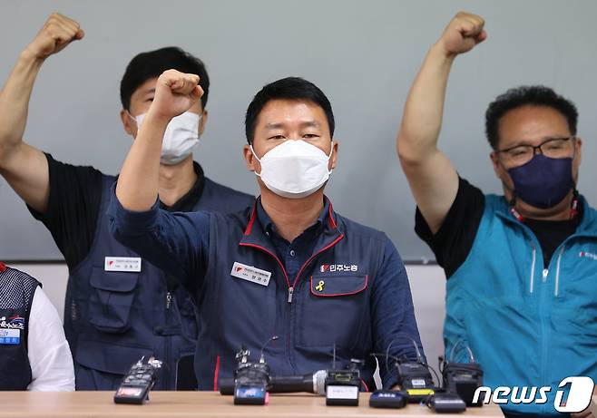 코로나19 확산 속 서울 도심에서 방역지침을 위반하고 대규모 집회를 주도한 혐의를 받는 양경수 전국민주노동조합총연맹(민주노총) 위원장에 대한 구속영장이 발부됐다. 14일 경찰 등에 따르면 서울중앙지법은 전날 양 위원장의 구속영장을 발부했다.(뉴스1 DB) 2021.8.14/뉴스1