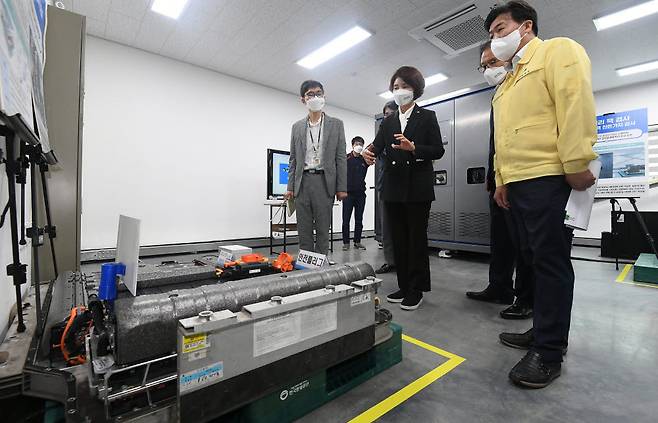 한정애 환경부 장관이 지난달 26일 경기도 시흥시 수도권 미래폐자원 거점수거센터를 방문해 운영 준비상황을 점검했다. 거점수거센터는 반납된 폐배터리를 회수해 잔존가치를 측정한 후 민간에 매각하는 등 재활용 체계의 유통기반 역할을 하며, 연말까지 시범 운영 후 내년 1월 정식 운영된다.