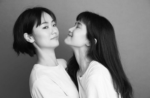 Actor Kim Tae-ri and Jeon Yeo-been boasted a full-fledged team-chin chemistry.Kim Tae-ri and Jeon Yeo-beens management mmm announced on the official Instagram   on the 2nd, This combination is in favor. Please do not let anyone see it.Kim Tae-ri and Jeon Yeo-been stood in front of the camera in casual T-shirts, especially with a cute joke that closed their eyes and pressed their faces to the former Yeo-bin.Meanwhile, the two have recently signed an exclusive contract with management mmm, a new management company.