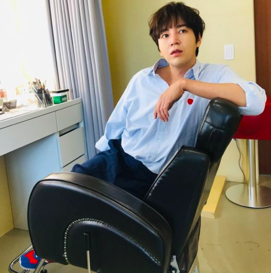 Actor Jang Keun-suk has released a photo of himself with a lot of good looks.On the 2nd, Jang Keun-suk posted a picture on his Instagram with a short OK, it was natural.In the photo, Jang Keun-suk looks like she has finished her make-up and hair care at the shop, and her costume and makeup have completed a more brilliant visual.Like the so-called Asia Prince, it is admirable while it looks young at the age of 35.Meanwhile, Jang Keun-suk is considering appearing in the new Kakao TV drama What happened to the power diary.Jang Keun-suk SNS
