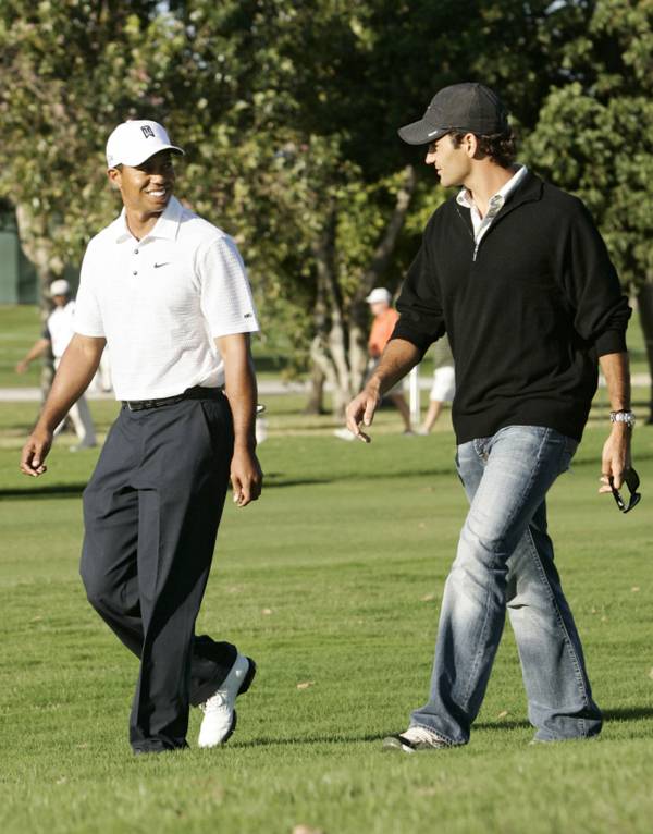 골프 선수 타이거 우즈(왼쪽)가 부모로부터 집중투자 방식의 교육을 받은 반면 테니스 선수 로저 페더러(오른쪽)는 분산투자 방식의 교육을 받았다. ⓒAFP PHOTO