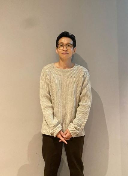 Actor Bong Tae-gyu has expressed the aftermath of the Corona 19 Vaccine.Bong Tae-gyu posted a picture on his SNS account on the 3rd with an article.He said, I was worried about recording because I was hit by the first Vaccine yesterday and my body was hard.But it is fun to shoot at the same level, he added. My body is refreshed.In the open photo, Bong Tae-gyu is staring at the camera with both hands together. He matches his pants with his knit and completes a warm casual look.In particular, Bong Tae-gyu smiled at his mouth and boasted a warm visual and attracted attention.On the other hand, Bong Tae-gyu is appearing as Lee Kyu-jin in SBS Friday drama Pent House 3.