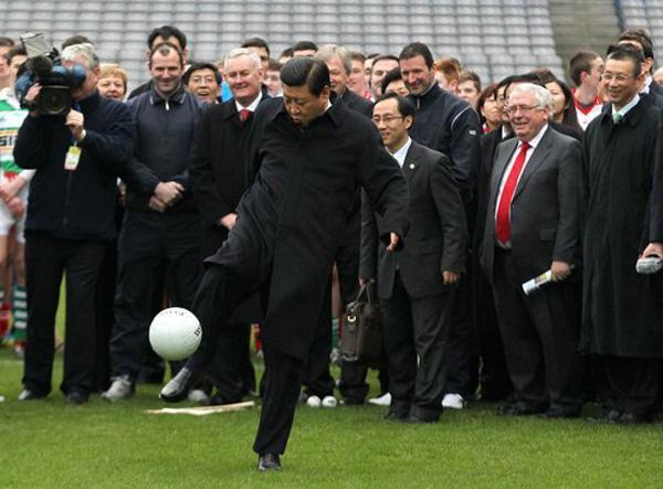시진핑 중국 국가주석이 2012년 2월 아일랜드를 방문해 더블린의 크로크파크 경기장을 찾아 축구공을 차고 있다. 신화통신 연합뉴스
