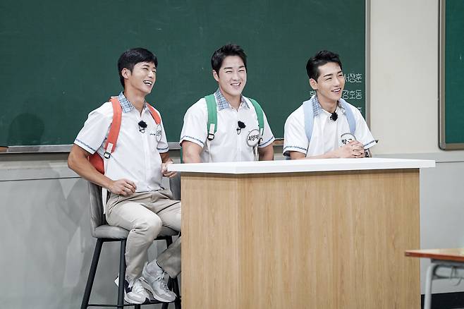 Oh Jong-hyuk, Park, and Choi Young-jae from Special Forces will play pride at their brothers school.Oh Jong-hyuk, Park Gun and Master Choi Young-jae, who had a special challenge in the Steel Unit, an entertainment program where the nations top special crew gathered at JTBC Knowing Bros broadcasted at 7:40 pm on September 4, will come as a transfer student.The three men who visited the school had their brothers overwhelmed by the brilliant appearance that caught their attention from the opening.Park, a former member of the Special Warfare Command, said, I am proud to make soccer as well as training. Especially, 40 people play group soccer with two rugby balls.Oh Jong-hyuk also said, Marine search party has a unique strength, and after receiving education, it turns to the eyes (?), and I was surprised to reenact the experience.Choi Young-jae, a member of the Special Warfare Command and the 707th Special Mission, also overturned his brothers school by conveying the shocking experience he had during extreme training.