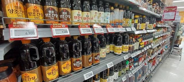 한 대형마트에 진열된 간장 제품들. /사진=나원식 기자.