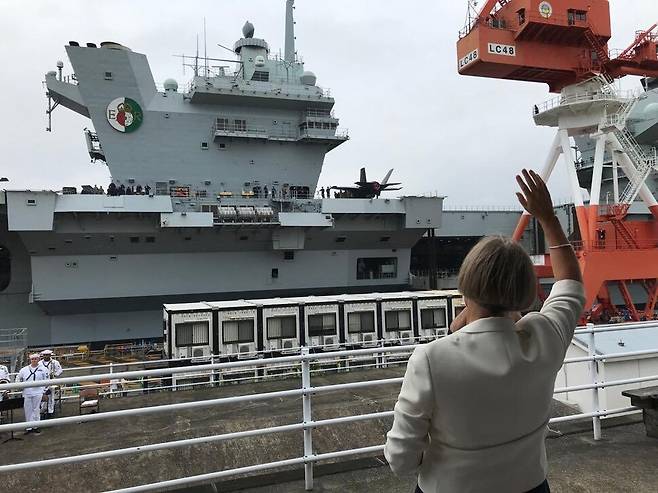줄리아 롱보텀 주일 영국대사가 가나가와현 요코스카항에서 접안하는 항공모함 퀸 엘리자베스를 맞이하고 있다. 롱보텀 대사 트위터