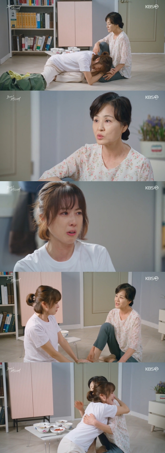 In the 47th KBS 2TV weekend drama Okei Photosisters broadcast on the 5th, Jipungnyeon (Lee Sang-sook) was shown to have reconciled with Lee gwang-nam (Hong Eun Hee).On the day, Lee gwang-nam was shocked to learn that he was drunk and poured Bakumatsu on a bliss.Lee gwang-nam fled to the house of the penis (Lee Bo-hee), and the gutter went to pick up the lee gwang-nam himself.If you run away from your home with a smell of alcohol all night, do you think Ill let you go? What did you say to me last night?Lee gwang-nam said: Its really wrong. I think Ive crossed a river that cant be crossed. Ill do as my mother says.I can not even say that I have made a big mistake and forgive me. Lee gwang-nam packed his luggage to go out of his house, and in the meantime, he set up a table and brought it to the room of Lee gwang-nam.If you throw him out, you feed him. People swear only to me. Its your favorite prophetic seafarer.I told you that it was delicious one day, he said, reaching out the hand of reconciliation, and Lee gang-nam fell on his lap.I heard your drink and thought about it all night.In the old days, I heard a lot of people saying that I was good, but now I am getting older and getting smaller and smaller, and I have to say, I should not do this.I would have been disappointed because I was expecting a lot of things. I was wrong about everything that passed. Especially, It is not easy to raise my husband like my own child who brought him with me because he was cheating. Thank you.I am a mother of the gods, said Lee gwang-nam, you recognize me as a mother of the gods?I can not understand me as a woman, said the woman. I came to my heart and I was stuck.I know youre a woman. Why did you think you were a bitch. Im a girl. Im not growing up. Eat.Your body is healthy, and you have a sister. The fortune teller said there was another daughter. Lets have it before its too late. Photo = KBS Broadcasting Screen