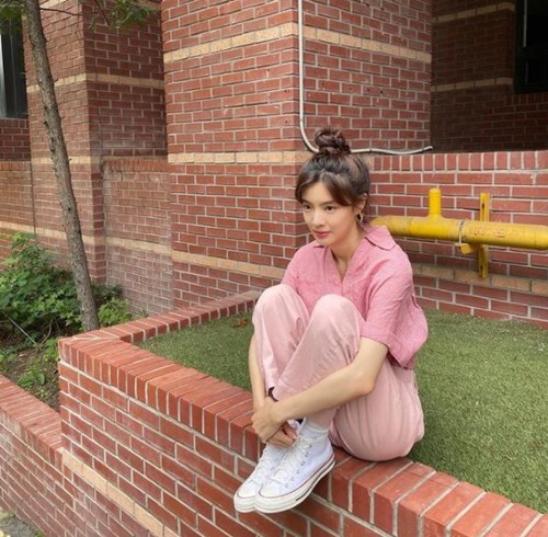 Actor Lee Sun-bin flaunts adorable charmLee Sun-bin posted an article and a photo on his instagram on the afternoon of the 5th, Shoo-hee, a drunken girl.In the photo, he sat down with his legs and gave off a cute charm.With her hair up and pink fashion, Lee Sun-bin showed off her luscious charm as she hipped.He also admired with a sleek jaw line and a visual full of dreamy beauty.Lee Sun-bin, meanwhile, appears in Teabing Drama Drunk City Women.