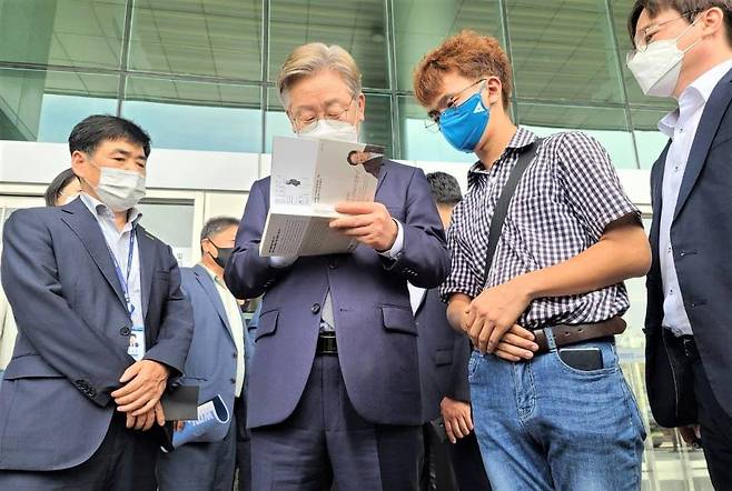 지난달 7일 이재명 더불어민주당 대선 후보가 강원 원주시 의료기기테크노밸리를 방문해 지지자가 요청한 자신의 첫 자서전 에세이 '이재명은 합니다'에 사인을 하고 있다. / 사진제공=뉴시스