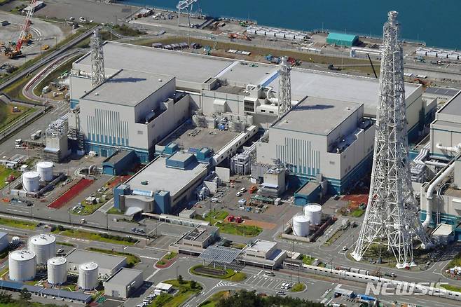 [니가타(일본)=AP/뉴시스]2017년 9월 30일 일본 니가타현 가시와자키가리와 원자력발전소의 6호, 7호의 모습.2021.09.06.