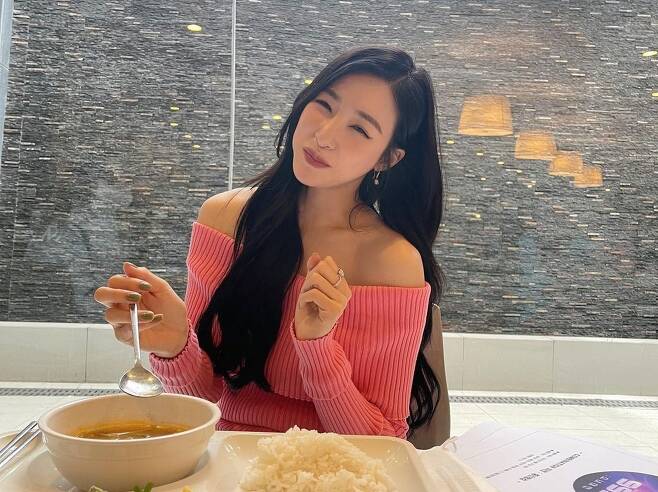 Tiffany Young has told us about the pretty recent situation.On the 6th, Tiffany Young posted several photos on his Instagram with an article entitled Before eating.In the photo, Tiffany Young is enjoying a meal with Girls Planet 999 script next to him.He showed off his loveliness charm with a pink off-shoulder knit.Tiffany Young also showed a superior percentage with full-body shots, revealing the maturity of the farm.Fans cheered with comments such as Whats wrong with beauty, Tiffany The Master, and Its so cool.Meanwhile, Tiffany Young is appearing as The Master on Mnet Girls Planet 999: Girls Daejeon.