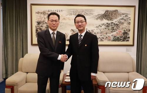 류진송 중국 외교부 아주사 사장이 정현우 주중 북한 공사와 만나고 있다. (중국 외교부 홈페이지 갈무리)© 뉴스1