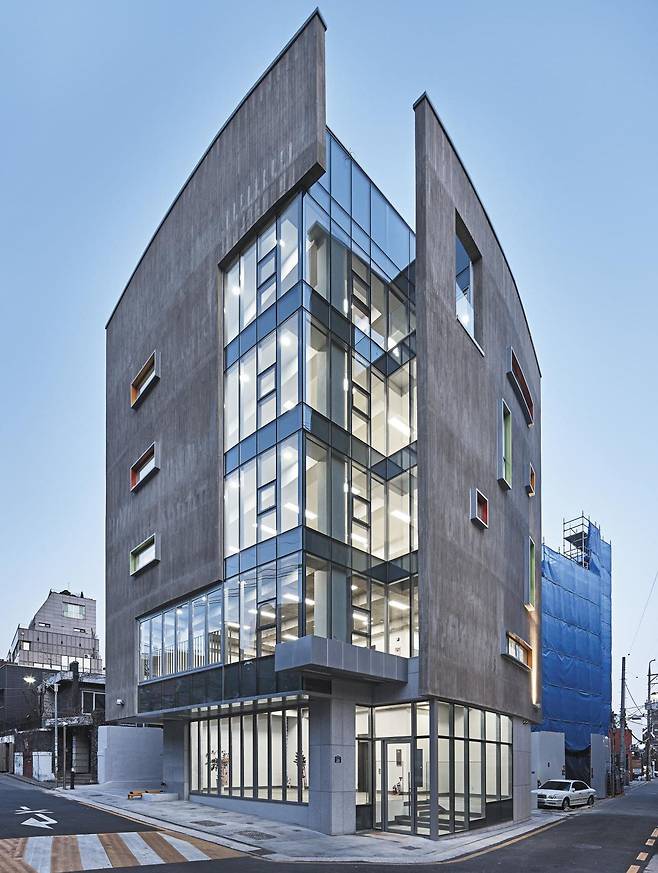 서울 마포구 서교동 뒷골목 상권에서 가장 눈에 띄는 건물로 꼽히는 ‘스카이랜(skylan)’.