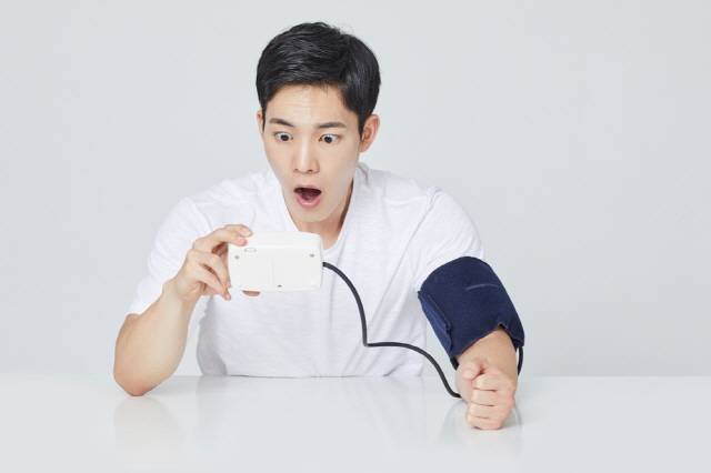 주먹을 쥐는 것만으로도 혈압을 낮출 수 있다./사진=클립아트코리아