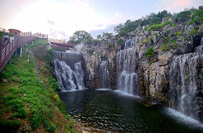 설봉호수 옆에 개장한 지 20여일 된 설봉폭포.