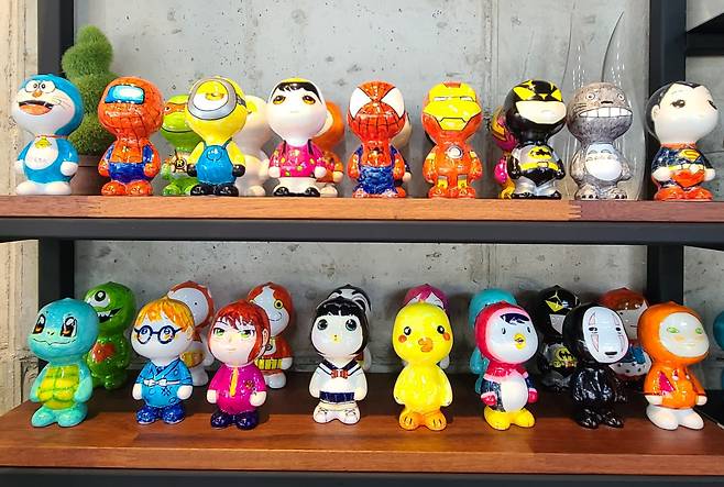 토즈스토 장미선 작가와 초중고,대학 체험생들의 도자캐릭터인형