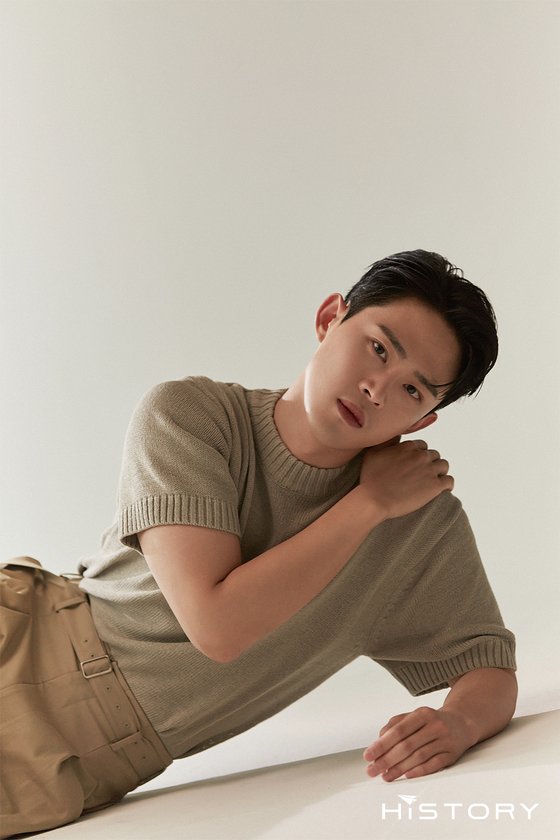 Actor Jeong Jaekwang revealed his original color.Hai Kahaani D & C released a new profile picture of Jeong Jaekwang on its official website on the 8th.The photo shows a figure of Jeong Jaekwang, who is emitting refreshing beauty with a clean shirt styling of blue color.She also expresses soft moods in beige tones, achromatic black suits maximize deep eyes, and black cuts maximize chic and intelligent visuals.The interview with the picture makes actor Jeong Jaekwang more curious.Asked what weather do you like most, Jeong Jaekwang said: I like rainy days; I love walking on rainy days.I just like to wear raincoats and slippers and walk. I want to know who it is, he said, It is calm and quiet. It seems not funny, but sometimes there are interesting points, and there is a cuteness in it.Jeong Jaekwang is about to release Crime City 2 and Nightly, and Netflix and Wave will be able to meet Nat Out, which won the actor award at Jeonju International Film Festival this year.Photo: Kahaani D & C