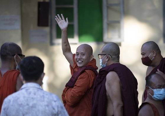 1년 6개월 간의 도주 생활을 끝내고 지난해 11월 미얀마 양곤의 경찰서에 자수한 위라투. EPA=연합뉴스