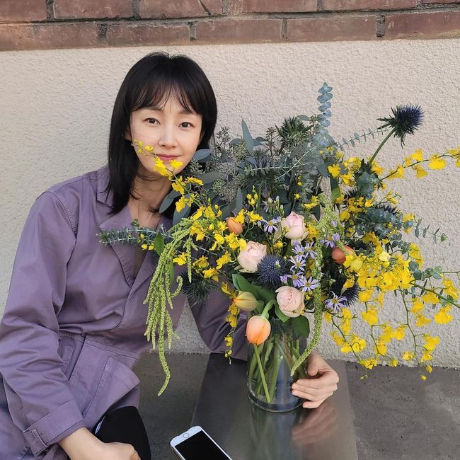 Actor Myung Se-bin boasted the Beautiful looks of his late 40s, which is more beautiful than flowers.On August 8, Myung Se-bin posted a message on his instagram saying, The autumn sky is good, wearing work clothes and flowers.The photos posted along with this show the figure of Myung Se-bin, who finished working in her work clothes.Myung Se-bin, who has recently revealed the arrangement of flowers in entertainment programs, is working with beautiful flowers and boasts a flower-like Beautiful looks.On the other hand, Myung Se-bin boasted high-quality cooking skills in KBS2 Shin Sang-sung.