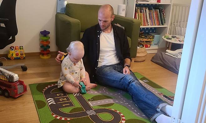 육아휴직 중인 요한 올드브링씨가 집에서 어린 딸과 시간을 보내고 있다. 말뫼=정지혜 기자