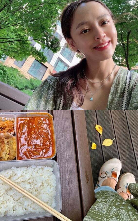 Actor Kang Sung-yeon has reported on his recent situation.Kang Sung-yeon posted several photos on his SNS account on the 8th.I liked the weather so much that I could not just go home, so I bought a lunch box on my way back and eating in the park in front of my house, he said.Kang Sung-yeon in the public photo enjoys the eating alone in the park in front of the house.We look at the sky for a while, breathe once more, and run again, he said. Taste it, everyone.Especially Kang Sung-yeon enjoyed a relaxing daily life and was taking a rest.Meanwhile Kang Sung-yeon married jazz pianist Ga-on Kim in 2012 and has two sons in his family; he is currently MC in MBN Altoran.