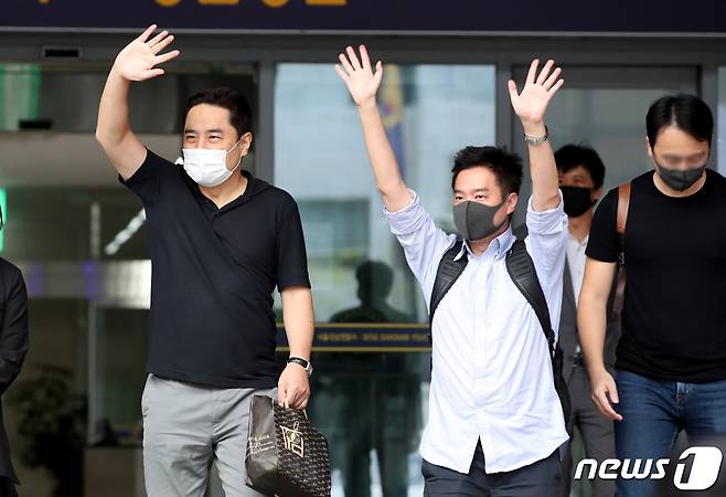 경찰이 유튜브 채널 '가로세로연구소(가세연)' 출연진인 강용석 변호사와 김세의 전 MBC기자에 대해 신청한 구속영장이 검찰에서 기각됐다. 강용석(왼쪽) 변호사와 김세의 전 기자가 9일 오후 서울 강남경찰서를 나서며 지지자들을 향해 손인사를 하고 있다. 경찰은 지난 7일 사이버 명예훼손·모욕 등 혐의로 10여건 이상 피소된 '가세연' 출연진 3명에 대해 체포영장을 집행했었다. 또 다른 가세연 멤버인 유튜버 김용호는 경찰 조사를 마친 뒤 이날 오전에 석방됐다. 2021.9.9/뉴스1 © News1 이광호 기자