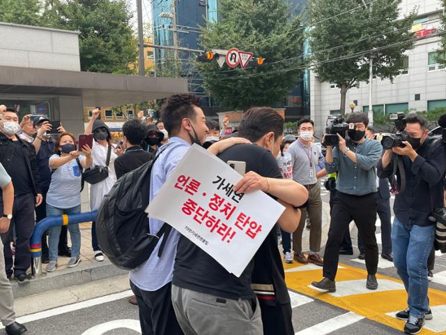 9일 오후 서울 강남경찰서에서 석방된 김세의 전 MBC 기자와 강용석 변호사가 지지자와 포옹하고 있다. 장수현 기자