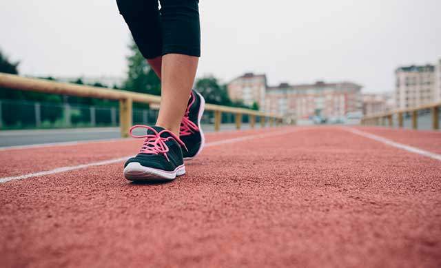 매일 7000보 이상 걸으면 사망 위험이 낮아진다는 연구 결과가 나왔다./사진=클립아트코리아