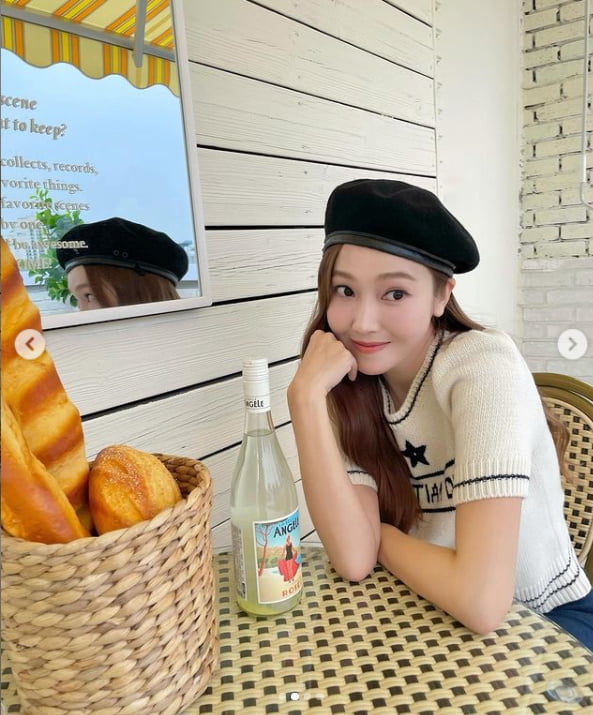 Jessica, from Group Girls Generation, told her routine.Jessica posted a picture on her instagram on the 9th without any comment.Jessica in the public photo wore a beret and produced a lovely look.Jessica, meanwhile, is currently known to be in a relationship with a Korean-American Businessman Tyler for eight years.Park Eun-ji married a Korean-American office worker who is two years old in 2018.Photo: Jessica SNS